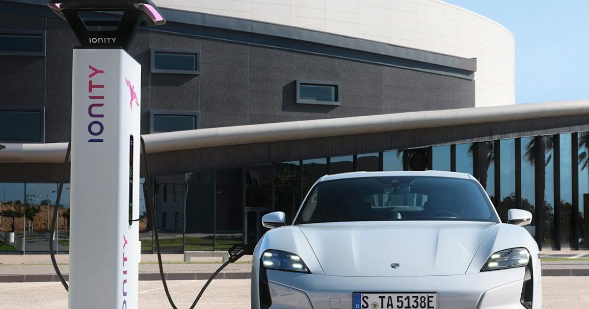 Porsche Taycan Cross Turismo 2025